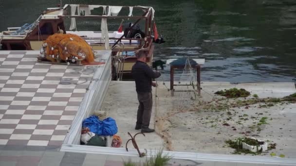 Isla Mármara Turquía Mayo 2019 Pescador Que Ordena Cuerda Red — Vídeos de Stock