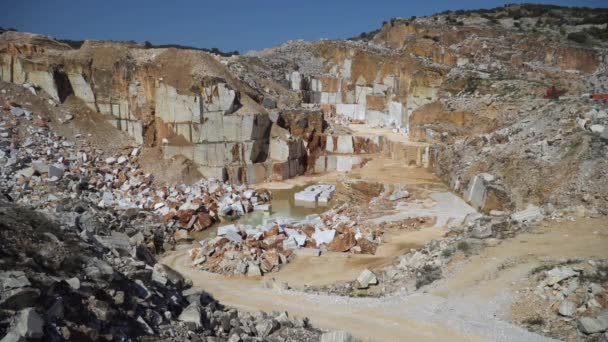 マルマラ島の大理石の岩とブロックを持つ大理石採石場 バリシル トルコ — ストック動画