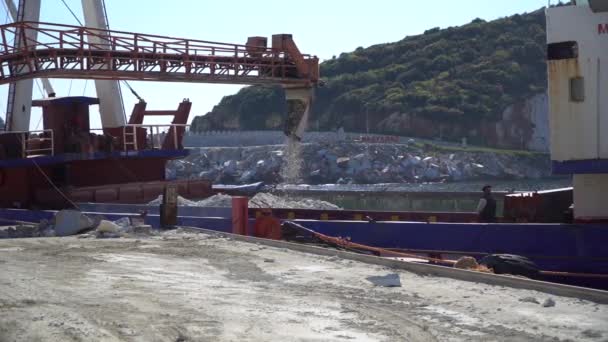 Marmara Island Turkiet April 2019 Marmor Bitar Lastas Ett Lastfartyg — Stockvideo