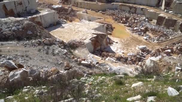 Marble Quarry Pit Met Rotsen Blokken Van Marmer Het Eiland — Stockvideo