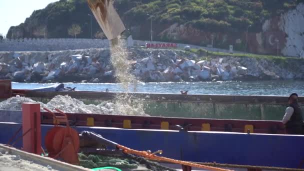 Мармурові Шматочки Завантажуються Вантажний Корабель Гавані Острова Мармуровоморський Туреччина — стокове відео
