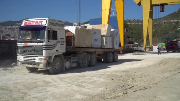 Marmara Island Turkiet April 2019 Marmorblock Lastbil Redo Att Lastas — Stockvideo