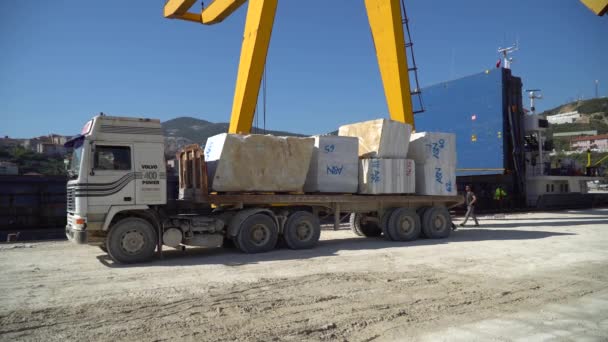 Wyspa Marmara Turcja Kwiecień 2019 Bloki Marmurowe Ciężarówce Gotowe Załadowania — Wideo stockowe