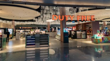 Biniş alanı içindeki yeni İstanbul havaalanında duty free mağazası, İstanbul, Türkiye