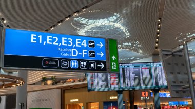 İstanbul, Türkiye Yeni İstanbul Havalimanı'nda uçuş kapılarını gösteren tabelalı iç mekan