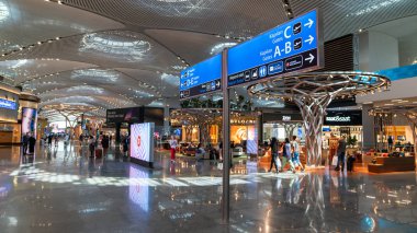 İstanbul, Türkiye Yeni İstanbul Havalimanı'nda uçuş kapılarını gösteren tabelalı iç mekan