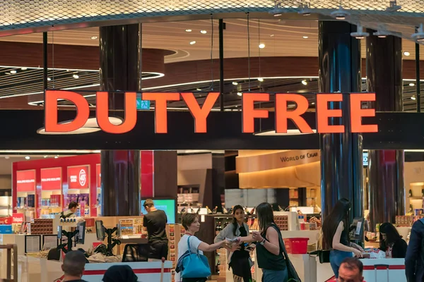Biniş alanı içindeki yeni İstanbul havaalanında duty free mağazası, İstanbul, Türkiye
