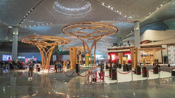 Yolcuların kalkış saatine kadar yürümesi ve geçtiği yeni İstanbul Havalimanı'nın iç görünümü, Türkiye