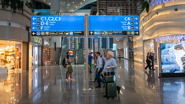 İstanbul, Türkiye Yeni İstanbul Havalimanı'nda uçuş kapılarını gösteren tabelalı iç mekan