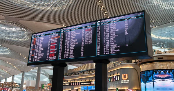Πίνακας χρόνου πληροφοριών πτήσεων στο νέο αεροδρόμιο της Κωνσταντινούπολης παρουσιάζοντας τις επερχόμενες πτήσεις, Κωνσταντινούπολη, Τουρκία — Φωτογραφία Αρχείου