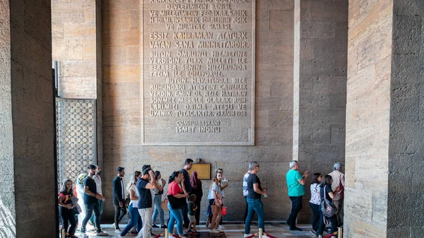 Anitkabir Mausoleum von Atatürk mit Menschen, die sein Grab besuchen, ankara, Truthahn — Stockfoto