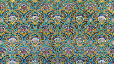 İran 'ın başkenti Tahran' daki Golestan Sarayı 'nın duvarına renkli mozaik fayanslar çizdim.