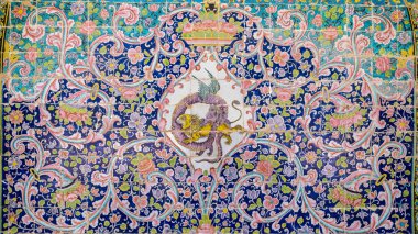 İran 'ın başkenti Tahran' daki Golestan Sarayı 'nın duvarına renkli mozaik fayanslar çizdim.