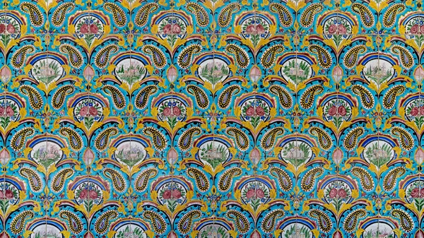 Barevné malování mozaiky dlaždice na zdi v paláci Golestan, Teherán, Írán — Stock fotografie
