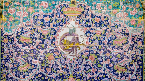 Colorato pittura piastrelle di mosaico sul muro a palazzo Golestan, Teheran, Iran — Foto Stock