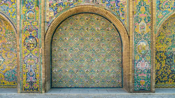 Πολύχρωμα ψηφιδωτά πλακάκια ζωγραφικής στον τοίχο στο παλάτι Golestan, Τεχεράνη, Ιράν — Φωτογραφία Αρχείου