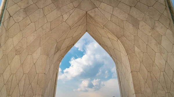 Azadi Tower ในสแควร์ Azadi ในเมืองหลวงของอิหร่าน เตหะราน — ภาพถ่ายสต็อก