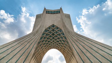 İran 'ın başkenti Tahran' daki Azadi Meydanı 'ndaki Azadi Kulesi