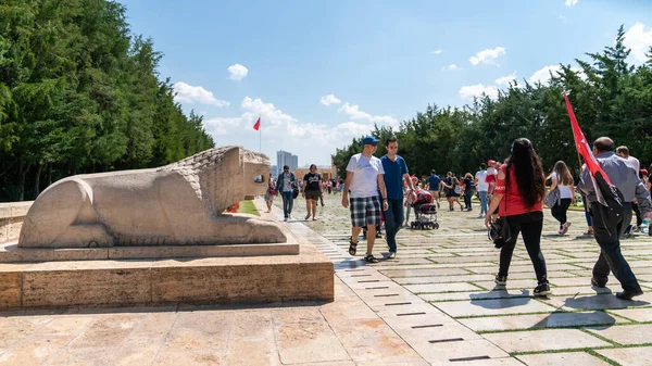 Люди ходять в дорогу до левів, щоб досягти Анакабра мавзолей Мустафи Кемаль Ататюрка, Анкара, Туреччина — стокове фото