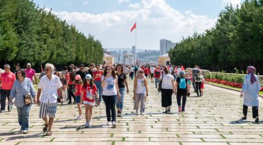 Mustafa Kemal Atatürk'ün Anitkabir mozolesine ulaşmak için Aslanlar Yolu'nda yürüyen ler, Ankara, Türkiye