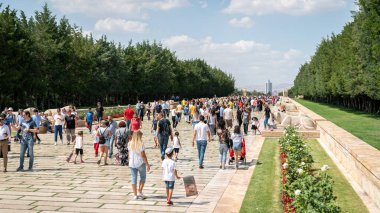 Mustafa Kemal Atatürk'ün Anitkabir mozolesine ulaşmak için Aslanlar Yolu'nda yürüyen ler, Ankara, Türkiye