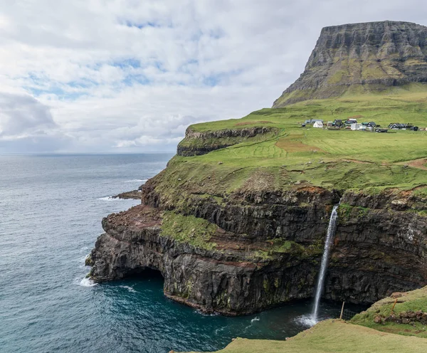 Cachoeira Mulafossur em Gasadalur, Ilha Vagar das Ilhas Faroé. — Fotografia de Stock