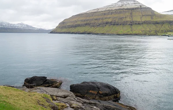 Rinkusteinar，两个巨大的岩石与海上力量来回移动，法罗群岛 — 图库照片
