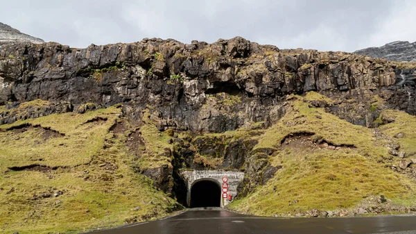 Entrada de um túnel de carro nas ilhas Faroé . — Fotografia de Stock