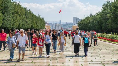 Mustafa Kemal Atatürk'ün Anitkabir mozolesine ulaşmak için Aslanlar Yolu'nda yürüyen ler, Ankara, Türkiye
