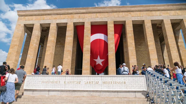 Anitkabir mausoleum av Ataturk med människor som besöker hans grav, Ankara, Turkiet — Stockfoto