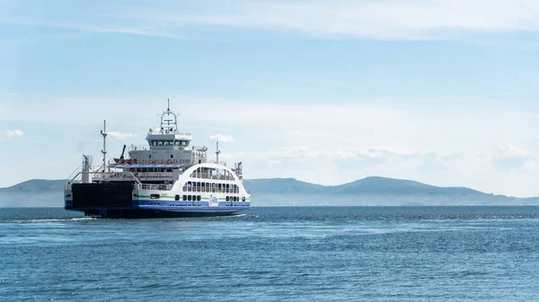 Coche y ferry de pasajeros de la compañía Gestas acercándose al puerto de la isla de Mármara, mar de Mármara — Foto de Stock