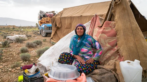 Qashqai-nomader foran teltet sitt, Iran – stockfoto