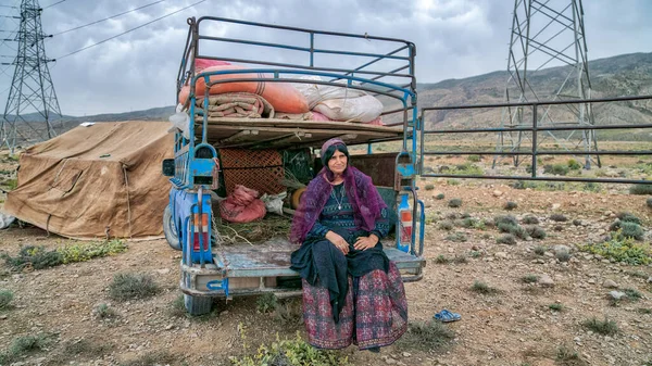 Qashqai nomád nő ül a régi kocsija hátuljában, Iránban. — Stock Fotó