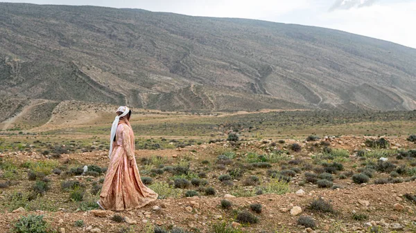 Ismeretlen Qashqai nomád nő sétál, Irán — Stock Fotó