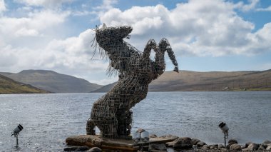 Faroe midillisi Nix Nykur heykeli Danimarka 'nın Faroe Adaları' ndaki Vagar havaalanı yakınlarında..