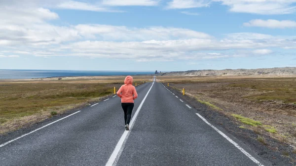 Islandia paisaje vial con una mujer no identificada caminando, iceland — Foto de Stock