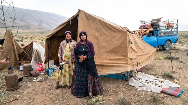 Qashqai-nomadiske kvinner foran teltene sine, Iran – stockfoto