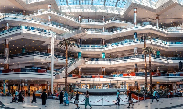 Cevahir购物中心，位于伊斯坦布尔Mecidiyekoy的现代购物中心 — 图库照片