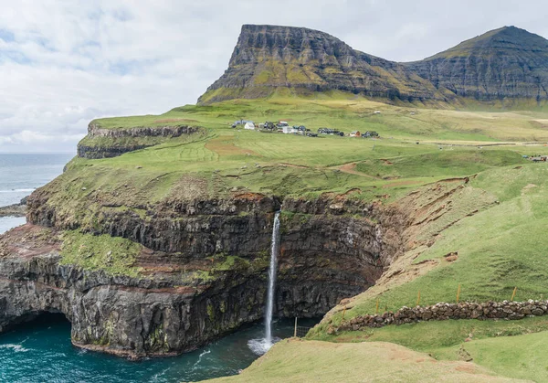 Cascata Mulafossur a Gasadalur, Vagar Isola delle Isole Faroe. — Foto Stock