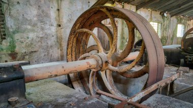 Marmara adasındaki terk edilmiş eski mermer ocağı fabrikası, Balikesir, Türkiye