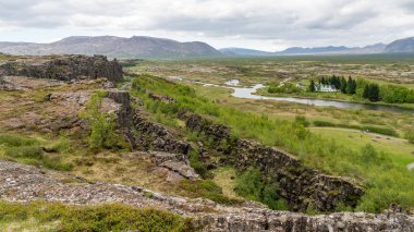 İzlanda 'daki Thingvellir Milli Parkı' ndaki tektonik plaka ve dere manzarası