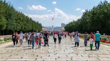 İnsanlar Mustafa Kemal Atatürk 'ün Anitkabir mozolesine ulaşmak için Aslanlar Yolu' nda yürüyor.