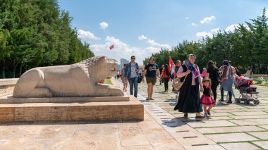 İnsanlar Mustafa Kemal Atatürk 'ün Anitkabir mozolesine ulaşmak için Aslanlar Yolu' nda yürüyor.