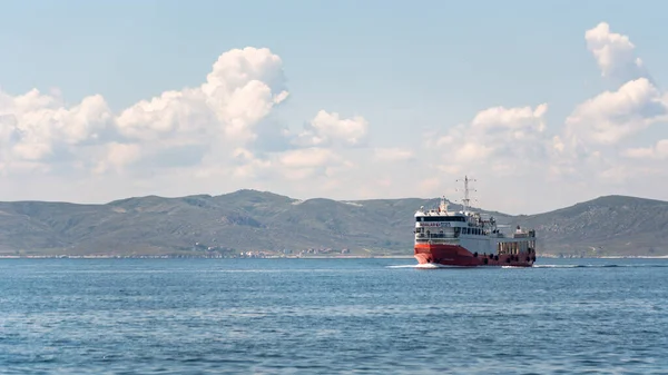 Coche y ferry de pasajeros de la compañía Gestas acercándose al puerto de la isla de Mármara, mar de Mármara — Foto de Stock