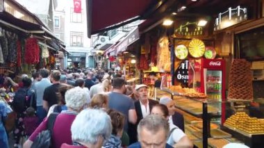 İstanbul, Türkiye - Ekim 2019: Eminonu ilçesinin dükkan ve kalabalıkları, eski İstanbul kenti Spice Bazaar yakınlarındaki