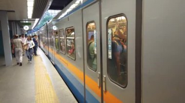 İstanbul, Türkiye - Ekim 2019: İstanbul metro treni metro istasyonundan ayrılıyor
