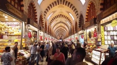 İstanbul, Türkiye - Ekim 2019: Eski İstanbul kenti Eminonu 'nun Mısır Baharat Pazarı' ndaki dükkanlar ve kalabalıklar