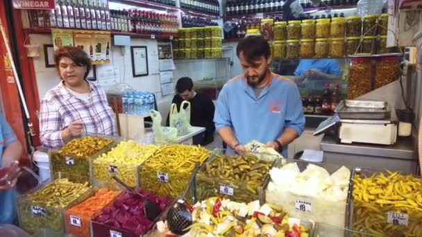 Isztambul Törökország 2019 Október Eminonuban Sokféle Savanyúságot Árulnak Utcán Dolgozó — Stock videók