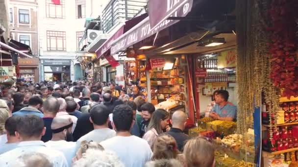 トルコのイスタンブール 10月2019 エミネン地区 スパイスバザーの近くのイスタンブールの旧市街の人々のお店や群衆 — ストック動画