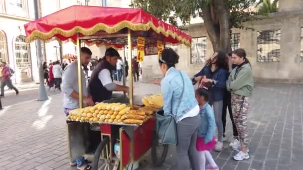 Isztambul Törökország 2019 Október Egy Utcai Kocsi Főtt Kukoricát Árul — Stock videók